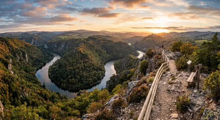 Les Gorges de la Loire : navigation, châteaux perchés et points de vue entre Saint-Étienne et Roanne