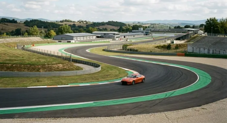 Bon cadeau stage de pilotage à Saint-Étienne : circuit et voitures